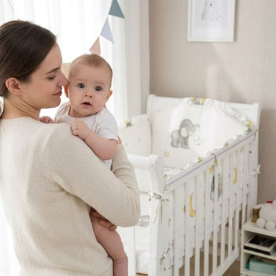 Linge de lit bébé ensemble coton doux bébé dans les bras de sa maman