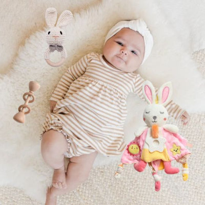 cadeau bebe fille ensemble doudou lapin compagnon rassurant