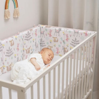 contour de lit de bébé animaux en forêt bébé endormi