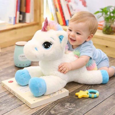 Bébé câline une peluche licorne moelleuse