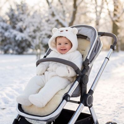 Bébé en barboteuse ours à capuche hiver dans les bois