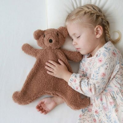 Bébé qui dort paisiblement avec son doudou  ours mignon