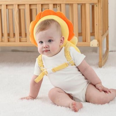 Coussin de protection tête bébé jouant avec son Lion