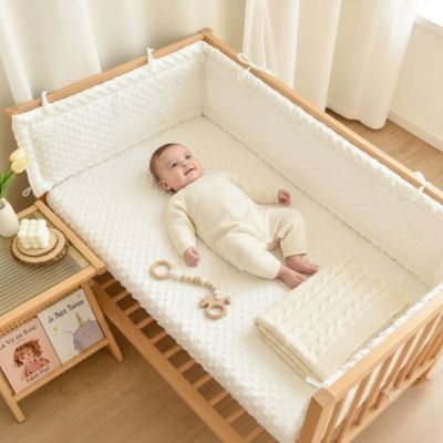 Coussin protection lit bebe paisiblement endormi