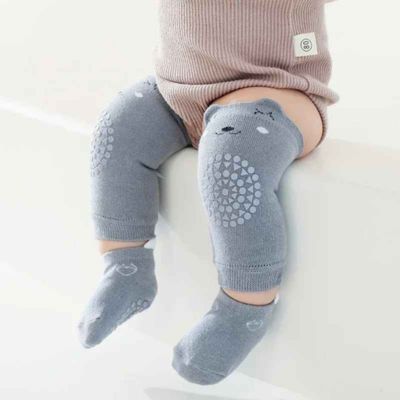 Genouillères pour bébé avec chaussettes jambières gris