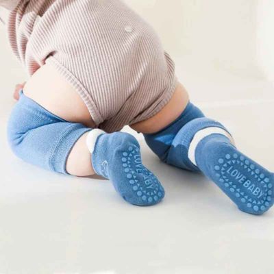 Genouillères pour bébé avec chaussettes pour ramper bleu