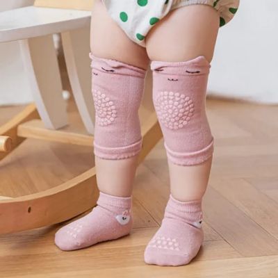 Genouillères pour bébé avec chaussettes roses pour petite fille
