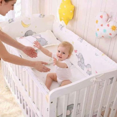 Linge de lit bébé ensemble coton doux  bébé réveillé tend les bras