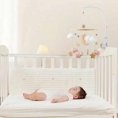 Mobile bébé Mouton rose suspendu au dessous du lit