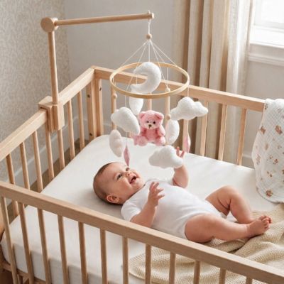Mobile bebe ourson rose enfant souriant