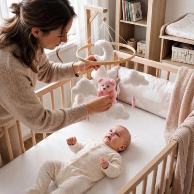 Mobile bebe ourson rose enfant regarde sa maman
