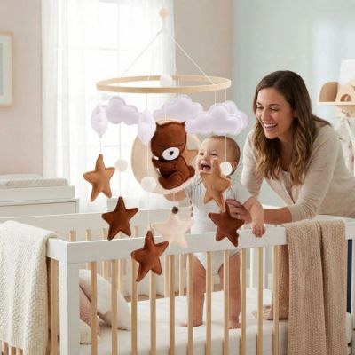 Mobile lit bébé Ourson marron et étoiles bébé riant et jouant