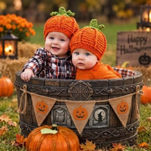 bonnet bebe citrouille halloween jouer dans le tonneau en bois