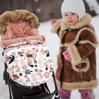 chancelière poussette fleurs roses enfant jouer