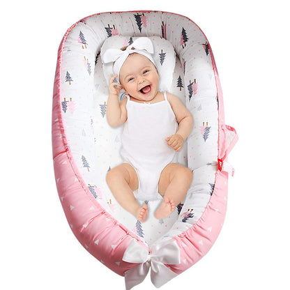 cocon bébé Forêt rose petite fille heureuse