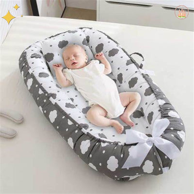 cocon bébé nuages blancs