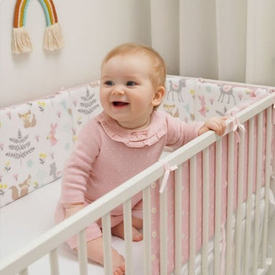 contour de lit de bébé animaux en forêt rose