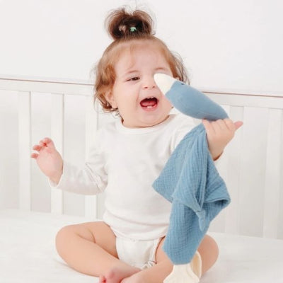 doudou bébé oie en mousseline fille souriante