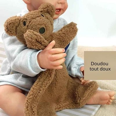 doudou  ours mignon avec bébé qui dort