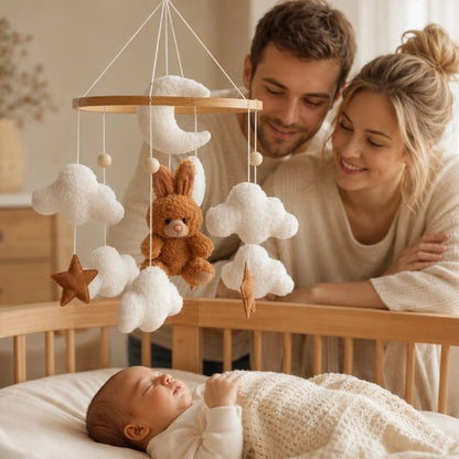 Mobile lit bébé Petit Lapin dans la chambre de bébé avec papa