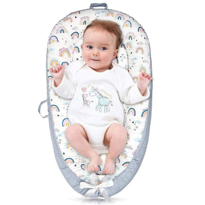 réducteur de lit Arc-en-Ciel bébé souriante