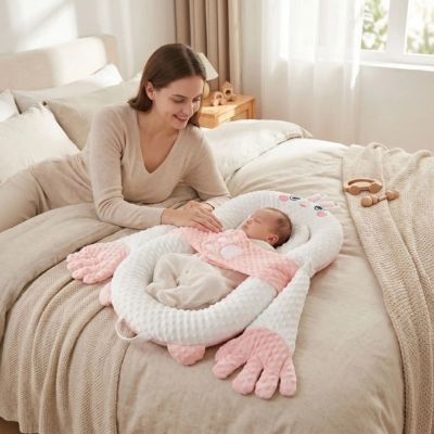 réducteur de lit bébé anti-vomissement  maman regarle le bébé dormir