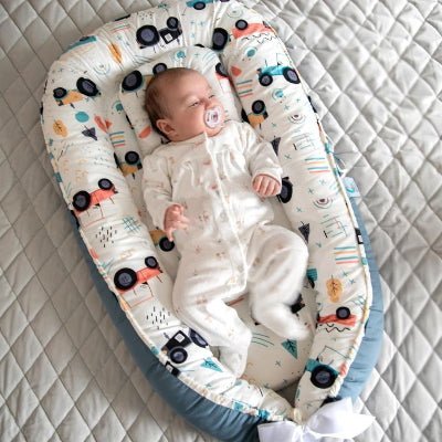 réducteur de lit pour bébé Voitures bleues bébé endormi