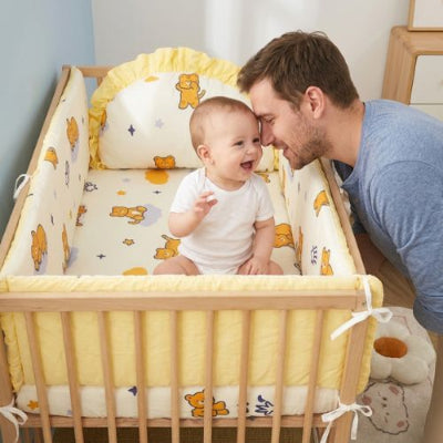 tour de lit bébé coton 4 pièces bébé garçon en interaction avec son papa