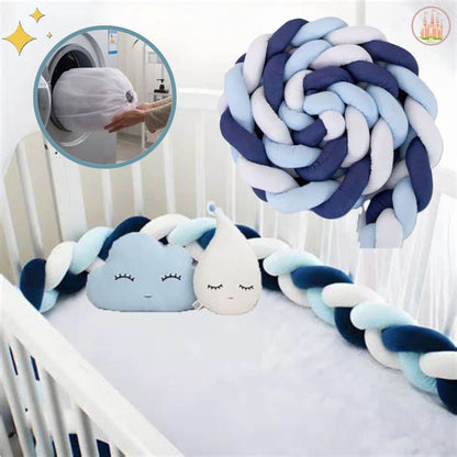 décoration lit bébé bleu marin