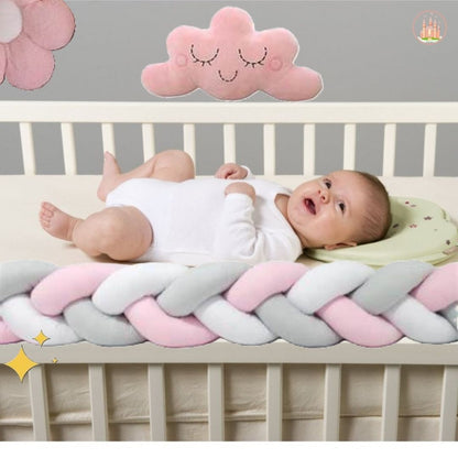 protection de lit bébé gris et blanc